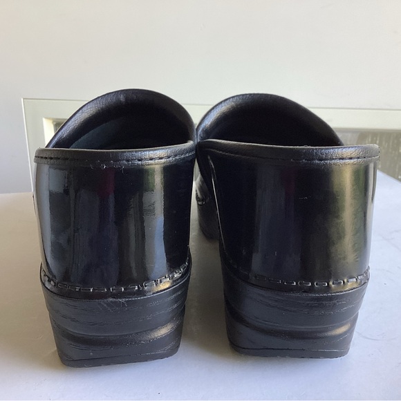 Dansko Glossy Black Leather Clogs Women's Size US 7 EU 38 - Picture 4 of 9